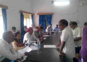 कलक्टर डाॅ. आरूषी मलिक पंचायत समिति सिलोरा के सभागार में जनसुनवाई करते हुए ।