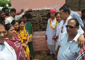 महिला एवं बाल विकास मंत्राी श्रीमती अनिता भदेल किशनगढ में विकास कार्र्याें का शिलान्यास करते       हुए। 