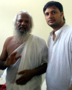 गुरु ज्योतिष सम्राट मुनिप्रवर प. पु. ऋषभचंद विजय जी म.सा. से आशीर्वाद लेते हुए राष्ट्रीय संगठन महासचिव ललित मेहता