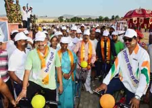  शिक्षा राज्य मंत्राी श्री वासुदेव देवनानी, महिला एवं बाल विकास मंत्राी श्रीमती अनिता भदेल, अजमेर महापौर श्री धर्मेन्द्र गहलोत साइकिल रैली के शुभारम्भ समारोह में। 