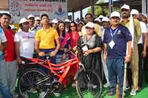 अजमेर संभागीय आयुक्त डाॅ. धर्मेन्द्र भटनागर, पुलिस महानिरीक्षक श्रीमती मालिनी अग्रवाल, जिला  कलक्टर डाॅ. आरूषी मलिक विजेता छात्रा को पुरस्कृत करतें हुए।