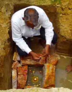 श्री शियाराम कुमावत कार्यालय भवन की नींव का पत्थर रखते हुये।