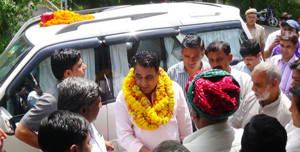 भडाना का शाहपुरा पहुंचने पर स्वागत करते हुए प्रधान व अन्य
