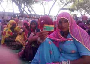 ग्राम पंचायत घूघरा की कमला प्रसन्नता व स्वाभिमान के साथ भामाशाह कार्ड को दिखाते हुए।