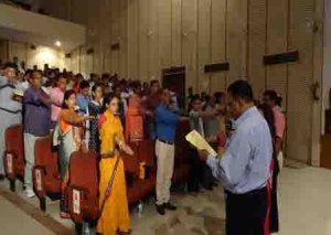 संभागीय आयुक्त डाॅ. धर्मेन्द्र भटनागर जिला परिषद की ओर से खुले में शौच की प्रथा से मुक्त ग्राम      पंचायतों की आमुखीकरण कार्यशाला में उपस्थित प्रतिभागियों को स्वच्छता की शपथ दिलवाते      हुए।