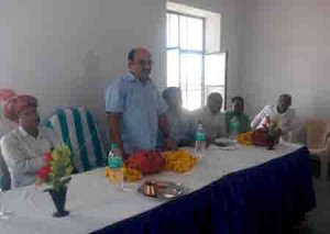अतिरिक्त जिला कलक्टर श्री किशोर कुमार सरवाड पंचायत समिति की ग्राम पंचायत फतेहगढ  में स्कूली बालक-बालिकाओं को सीटी का वितरण कर खुले में शौच करने वालों को हतोत्साहित करने की सीख देते हुए।