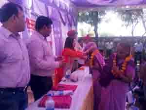  जिला कलक्टर डाॅ. आरूषी मलिक ग्राम पंचायम घूघरा में आयोजित समारोह में प्रेरक कार्यकत्र्ताओं का माल्र्यापण कर अभिनन्दन करते हुए। 