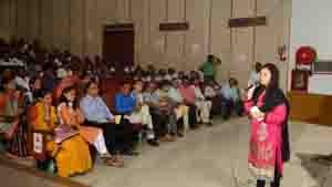 जिला कलक्टर डाॅ. आरूषी मलिक जिला परिषद की ओर से खुले में शौच की प्रथा से मुक्त ग्राम      पंचायतों की आमुखीकरण कार्यशाला को संबोधित करते हुए।