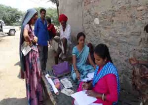 सघन सहभागिता अभ्यास योजना (आईपीपीई) के तहत पायलट सर्वे करते हुए तकनिकी अधिकारीयों की टीम।