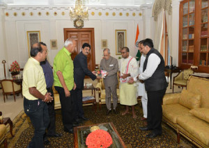 राष्ट्रपति प्रणव मुखर्जी से क्षमापना दिवस पर चर्चा करते हुए गणि राजेन्द्र विजय साथ में हैं सांसद श्री रामसिंह भाई राठवा, श्री राजकुमार जैन, श्री राकेश कुमार जैन एवं श्री अमित जैन।