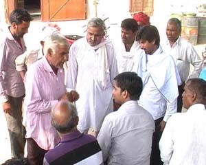 विकास अधिकारी राकेश वर्मा और तकनीकी जांच अधिकारी ग्रामीणों से पूछताछ करते हुए और ग्रामीण अपनी शिकायत दर्ज कराते हुए ।
