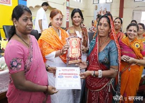 जननी सम्मान समारोह में 10 पुत्रियों को जन्म देने वाली माता को सम्मानित करती अतिथि।