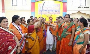  ब्यावर में दुर्गावाहिनी की राष्ट्रीय संयोजिका माला रावल को तलवार भेंट करतीं कार्यकर्ता।