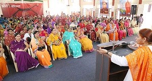 जननी सम्मान समारोह को संबोधित करती दुर्गावाहिनी की राष्ट्रीय संयोजिका माला रावल
