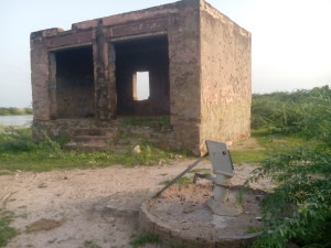 विद्यालय मे छात्रो के पानी पीने के लिए लगा  हैडपम्प