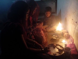 सूरजपुरा घर पर स्वादिष्ट व्यंजन बनाती महिला व चौथ माता की कथा सुनती महिलाएं। -शंकर खारोल