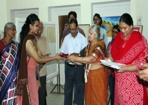कलावृत संस्था की संरक्षक श्रीमति सुमन शर्मा ने प्रसस्ति पत्र देकर सम्मानित किया।