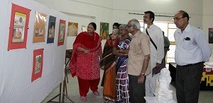 फाइन आर्ट के पेन्टिंग विभाग की विभागाध्यक्ष ड़ा तनुजा सिंह वरिष्ठ कलाकार श्री रणजीत सिंह जें चुड़ावाला को शिविर में बने चित्रों की जानकारी देती हुयी।