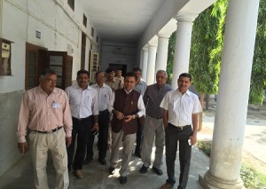 राजस्थान लोक सेवा आयोग के अध्यक्ष डाॅ. ललित के पंवार अन्य अधिकारियों के साथ अजमेर स्थित एक परीक्षा केन्द्र का अवलोकन करते हुए।