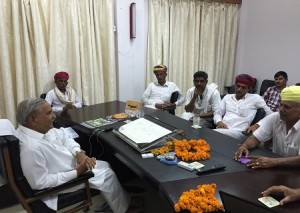 अजमेर डेयरी के अध्यक्ष श्री रामचन्द्र चैधरी राज्य के विभिन्न भागों से आए पशुपालकों व दूध      उत्पादकों से चर्चा करते हुए।
