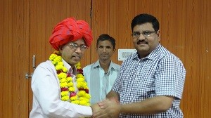 जिला परिषद एसीईओ हेड़ा को माल्यापर्ण कर विदाई देते हुए सीईओ चौहान।