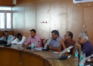 जिला परिषद कार्यालय में सरपंचों के साथ वार्ता करते हुए सीईओं चौहान एवं उपस्थित सरपंचगण ।