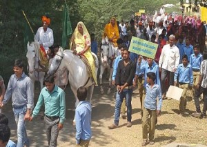 पंचायत समिति जवाजा की ग्राम पंचायत सरवीना के खुले में शौच से मुक्त होने पर आयोजित गौरव यात्रा की घोडे़ पर सवार होकर अगवानी करते विधायक श्री शंकर सिंह रावत एवं  प्रधान श्रीमती गायत्राी देवी रावत।