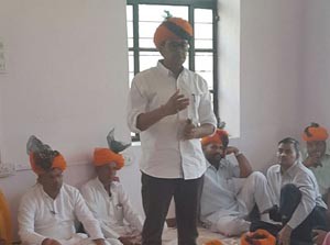 पंचायत समिति जवाजा की ग्राम पंचायत सरवीना के खुले में शौच से मुक्त होने पर आयोजित गौरव यात्रा कार्यक्रम को सम्बोधित करते उपखण्ड अधिकारी श्री नमित मेहता।
