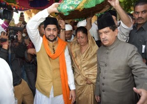 वसुन्धरा राजे अजमेर में सूफी संत ख्वाजा मोईनुद्दीन चिश्ती की दरगाह में चादर      पेश करने जाते हुए।
