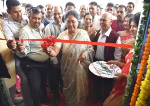 मुख्यमंत्राी श्रीमती वसुन्धरा राजे अजमेर में कप्तान दुर्गा प्रसाद चौधरी धर्माशाला का उद्घाटन करते हुए।