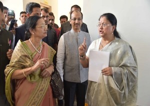 मुख्यमंत्राी श्रीमती वसुन्धरा राजे अजमेर में कप्तान दुर्गा प्रसाद चौधरी धर्मशाला का अवलोकन करते हुए।
