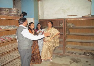 वसुन्धरा राजे अजमेर के शैक्षिक प्रौद्योगिकी विभाग की फिल्म लाईब्रेरी में     संधारित वीडियो, डाक्यूमेन्टरी व फिल्मस् के बारे में जानकारी लेते हुए।