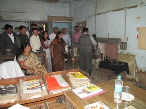 मुख्यमंत्राी श्रीमती वसुन्धरा राजे शैक्षिक प्रौद्योगिकी विभाग की फिल्म लाईब्रेरी में प्रोजेक्टर पर     पुष्कर की वर्ष 1969 की संधारित फिल्म को देखते हुए