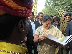 मुख्यमंत्राी श्रीमती वसुन्धरा राजे शैक्षिक प्रौद्योगिकी विभाग के परिसर में स्वच्छ भारत अभियान के     तहत शौचालय निर्माण के लिए कालबेलिया बस्ती को प्रेरित करने वाले कालबेलिया मदननाथ को     शाबासी देते हुए। 