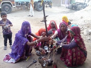 कस्बे मे गोबर का गोवर्धन बनाकर पूजा करती महिलाए।