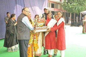 केन्द्रीय वित्त मंत्राी श्री अरूण जेटली अजमेर के मेयो काॅलेज गल्र्स स्कूल के पुरस्कार वितरण समारोह में मीरा हाउस को बेस्ट हाउस की ट्रोफी देते हुए।