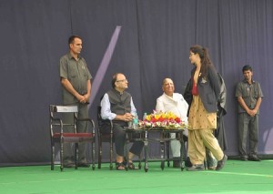 केन्द्रीय वित्त मंत्राी श्री अरूण जेटली अजमेर के मेयो काॅलेज गल्र्स स्कूल के पुरस्कार वितरण समारोह के दौरान काॅलेज की एक छात्रा से जानकारी लेते हुए।