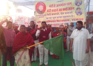महिला एवं बाल विकास मंत्राी श्रीमती अनिता भदेल एवं राजगढ़ धाम के मुख्य उपासक    श्री चम्पालाल महाराज ने आज राजगढ़ में आयोजित रैली में लोगों को कन्या भ्रूण हत्या रोकने के  लिए  संकल्प दिलाया