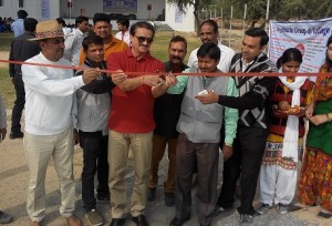 आर्यभट्ट इंजीनियरिंग कॉलेज परिसर में नवनिर्मित बास्केट बॉल कोर्ट का फीता काट कर शुभारम्भ करते मुख्यअतिथि डॉ. राजकुमार जयपाल