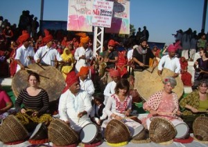 प्रसिद्ध नगाड़ा वादक श्री नाथू पुष्कर मेले के उद्घाटन अवसर पर अपनी कला का प्रदर्शन करते  हुए। 