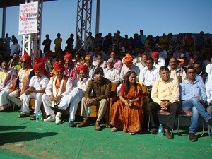  पुष्कर मेले के उद्घाटन अवसर पर मौजूद जनप्रतिनिधि एवं अधिकारीगण। 