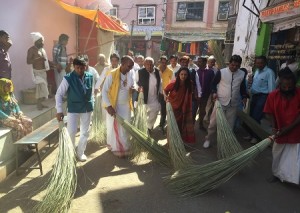 जिला कलक्टर डाॅ. आरूषी मलिक पुष्कर नगर पालिका अध्यक्ष श्री कमल पाठक सहित अन्य के साथ पुष्कर में सफाई करते हुए