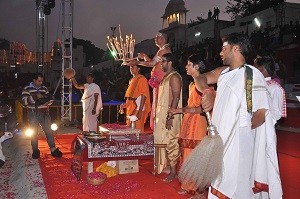 पुष्कर सरोवर पर महाआरती करते पुरोहित