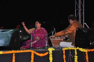 दि सेक्रेड पुष्कर महोत्सव में प्रस्तुति देती गायिका शुभा मुद्गल