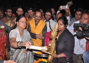 दि सेक्रेड पुष्कर महोत्सव का शुभारंभ करती मुख्यमंत्राी श्रीमती वसुन्धरा राजे