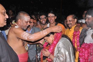 मुख्यमंत्राी श्रीमती वसुन्धरा राजे को माला पहनाकर स्वागत करते तीर्थ पुरोहित संघ के पदाधिकारी