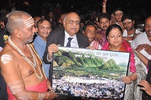 मुख्यमंत्राी श्रीमती वसुन्धरा राजे को फोटो भेंट करते पुरोहित
