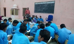 विश्व एड्स दिवस के मौके पर राजकीय उच्च माध्यमिक विद्यालय जवाजा में एचआईवी एड्स जागरूकता विषयक निबन्ध व पोस्टर प्रतियोगिता में भाग लेते विद्यालयी छात्रा-छात्राएं। 