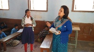 जिला कलक्टर डॉ.आरूषी मलिक राजकीय उच्च प्राथमिक विद्यालय कानाखेजड़ी में छात्राओं से बातचीत करते हुए। 