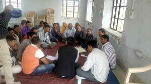 उपखण्ड अधिकारी श्री आशीष गुप्ता ग्राम पंचायत सुहावा के अटल सेवा केन्द्र में आयोजित विशेष    ग्राम सभा में चर्चा करते हुए